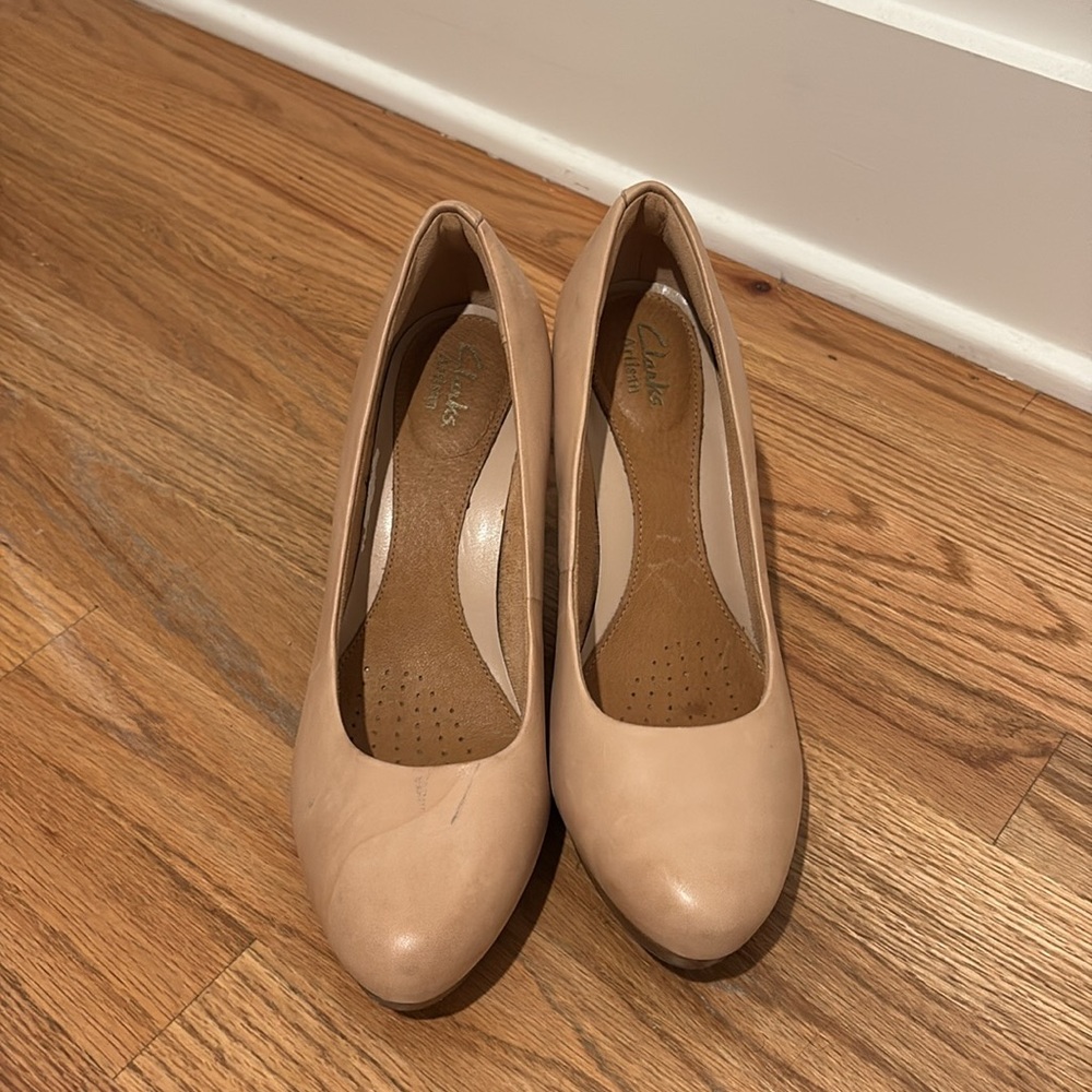 Clark’s tan heels - Picture 2 of 5